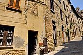 Volterra, via di Porta dell'Arco in ripidissima discesa verso l'omonima porta con numerosi artigiani dell'alabastro. 